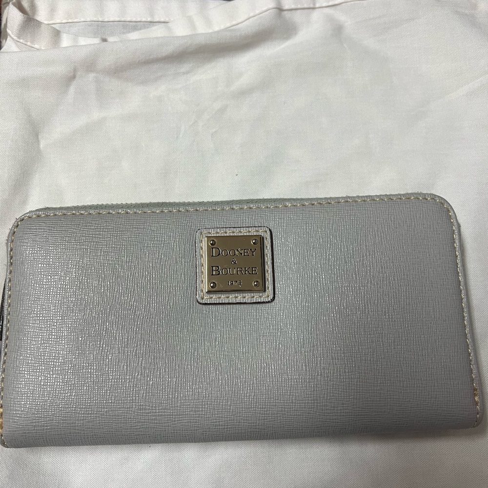 Dooney Bourke Wallet. Great condition.